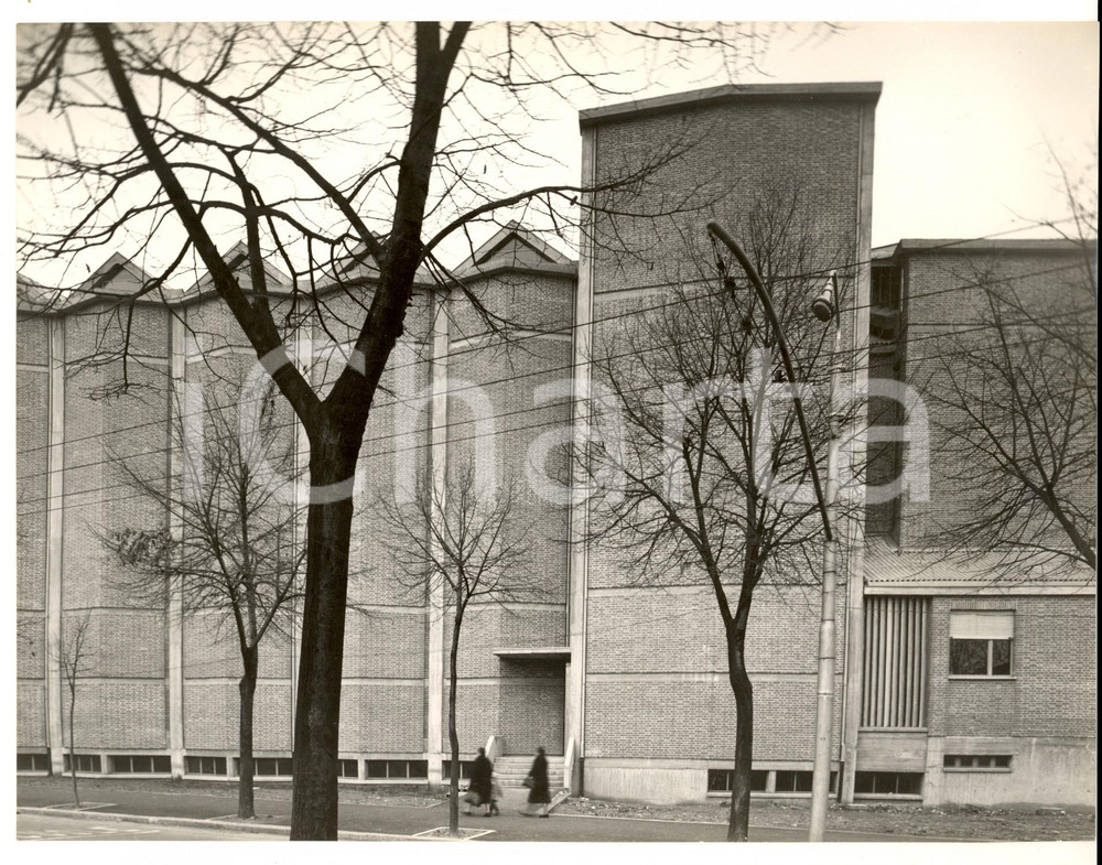 Fotografia d epoca originale 1950 ca PAVIA Parrocchia SACRA FAMIGLIA  Veduta laterale FOTO ARTISTICA 1