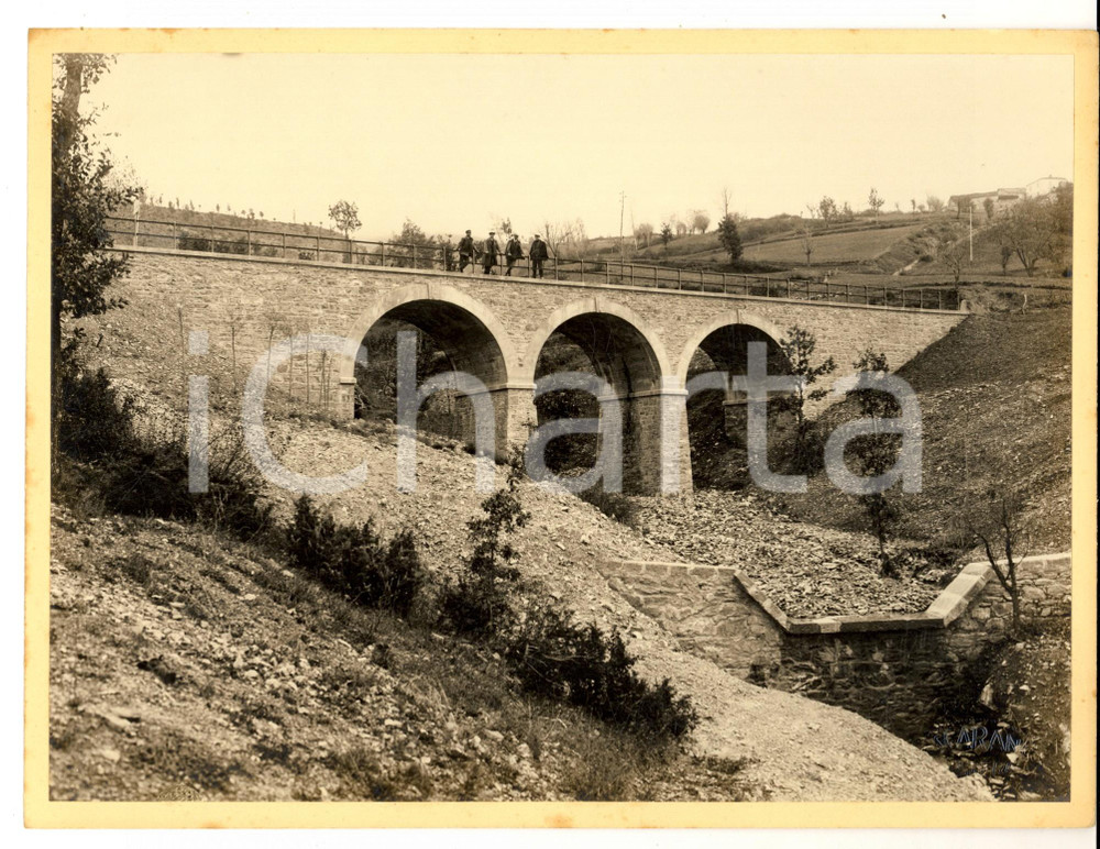 Fotografia d epoca originale 1925 ca STRADA DEL BRALLO Veduta con viadotto su un torrente Foto artistica 1