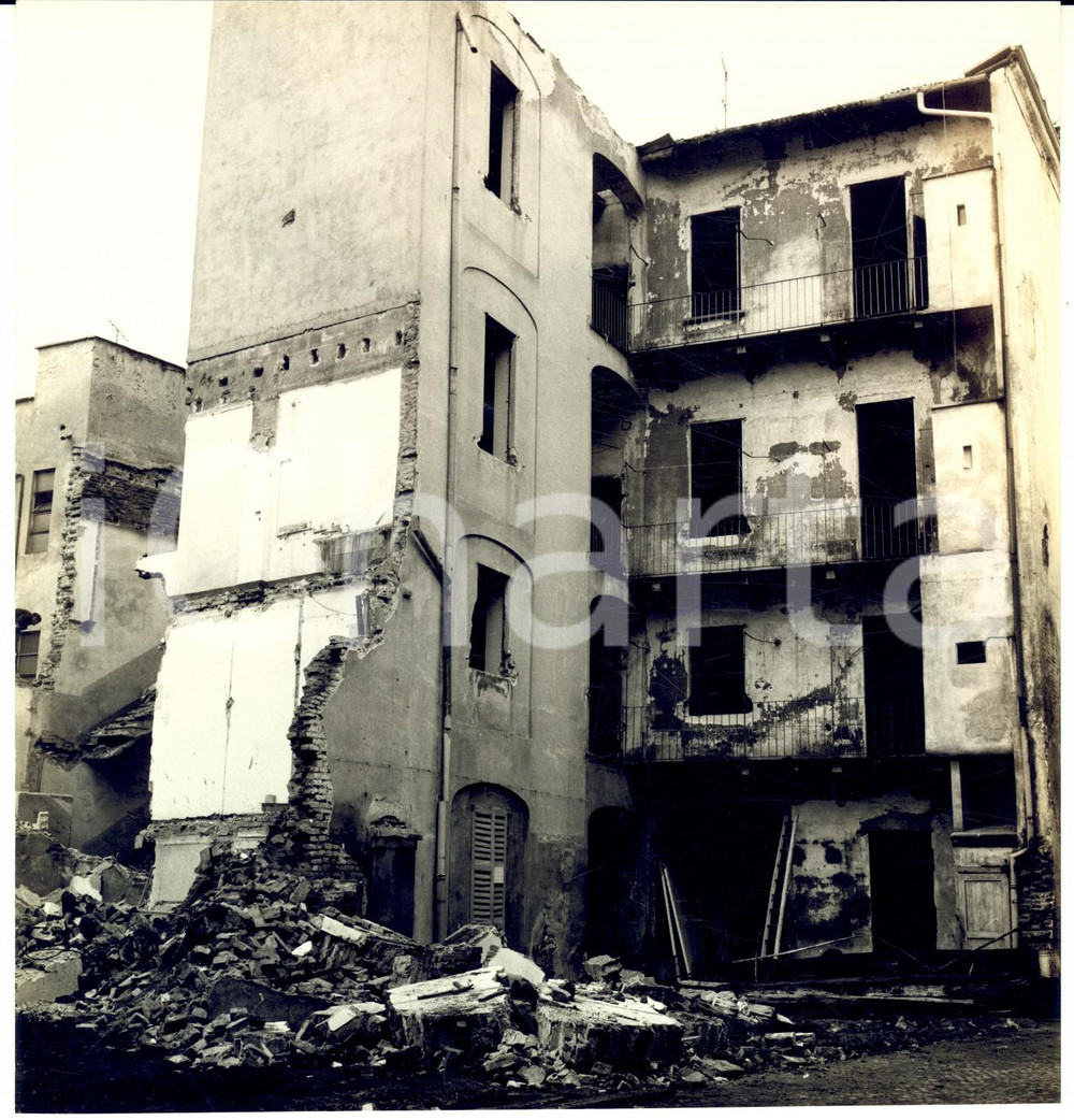Fotografia d epoca originale 1960 ca PAVIA via BOEZIO Vecchi fabbricati pericolanti Fotografia artistica 1