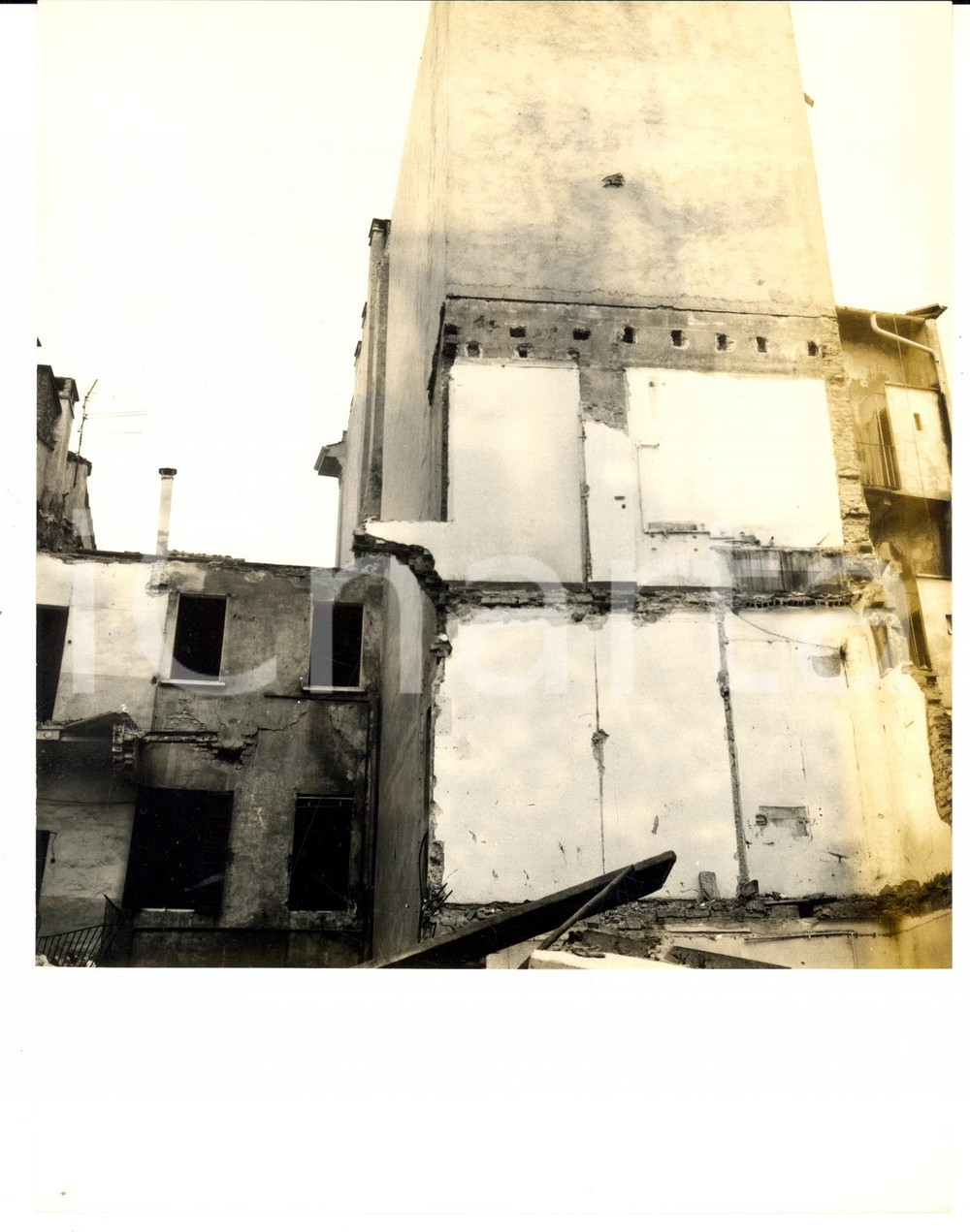 Fotografia d epoca originale 1960 ca PAVIA via BOEZIO Vecchi fabbricati pericolanti  Fotografia artistica 1