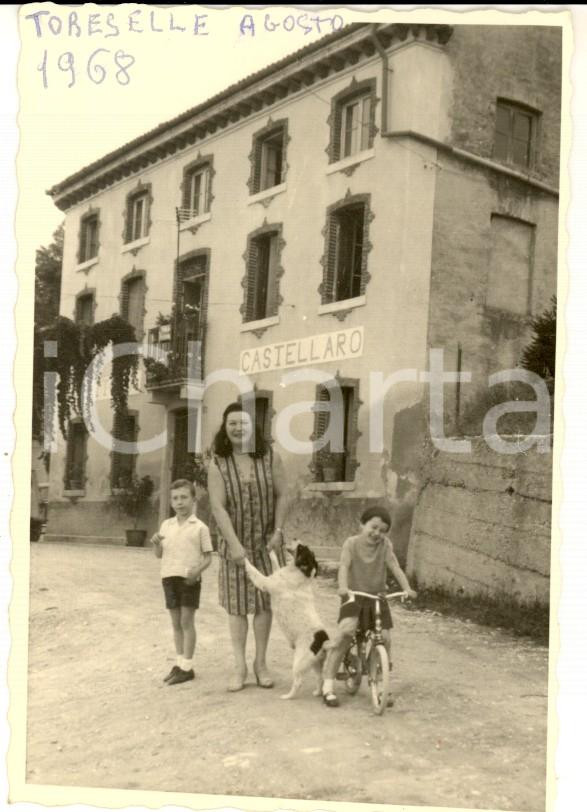 Fotografia d'epoca originale 1968 CASTELLARO (IM) Famiglia con il cane alla casa cantoniera *Fotografia 7x10 1