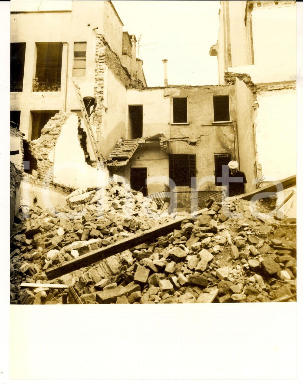 Fotografia d'epoca originale 1960 ca PAVIA via BOEZIO Demolizione di vecchi fabbricati *Fotografia artistica 1