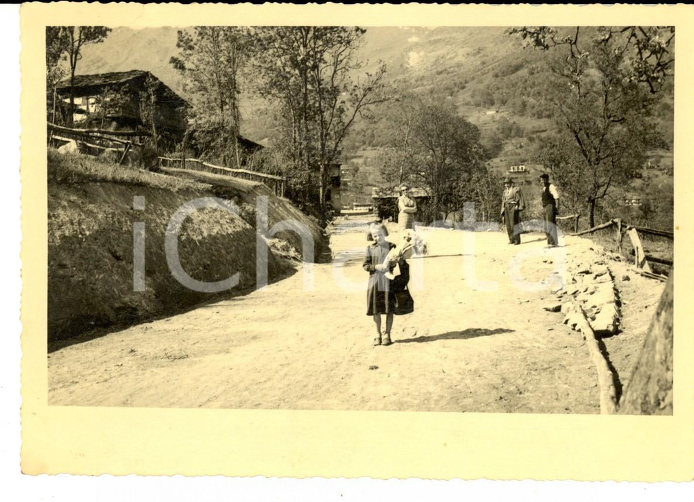 Fotografia d'epoca originale 1940 ca AREA LOMBARDA Bambina lungo un sentiero con mazzo di fiori *Foto VINTAGE 1
