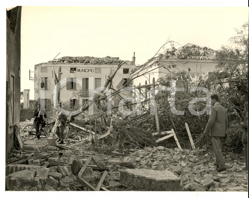 Fotografia d epoca originale 1957 ROBECCO PAVESE Tornado  Piazza del municipio devastata Foto CARRARO 1