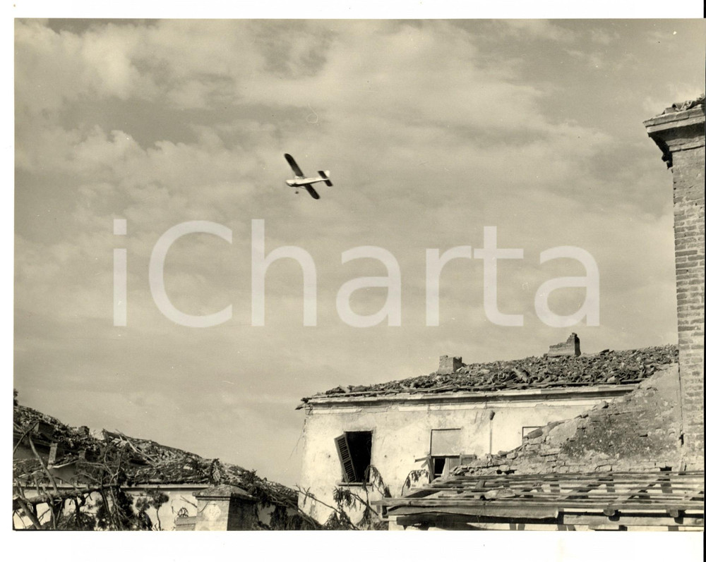 Fotografia d epoca originale 1957 ROBECCO PAVESE Elicottero sorvola il paese dopo il tornado Foto CARRARO 1