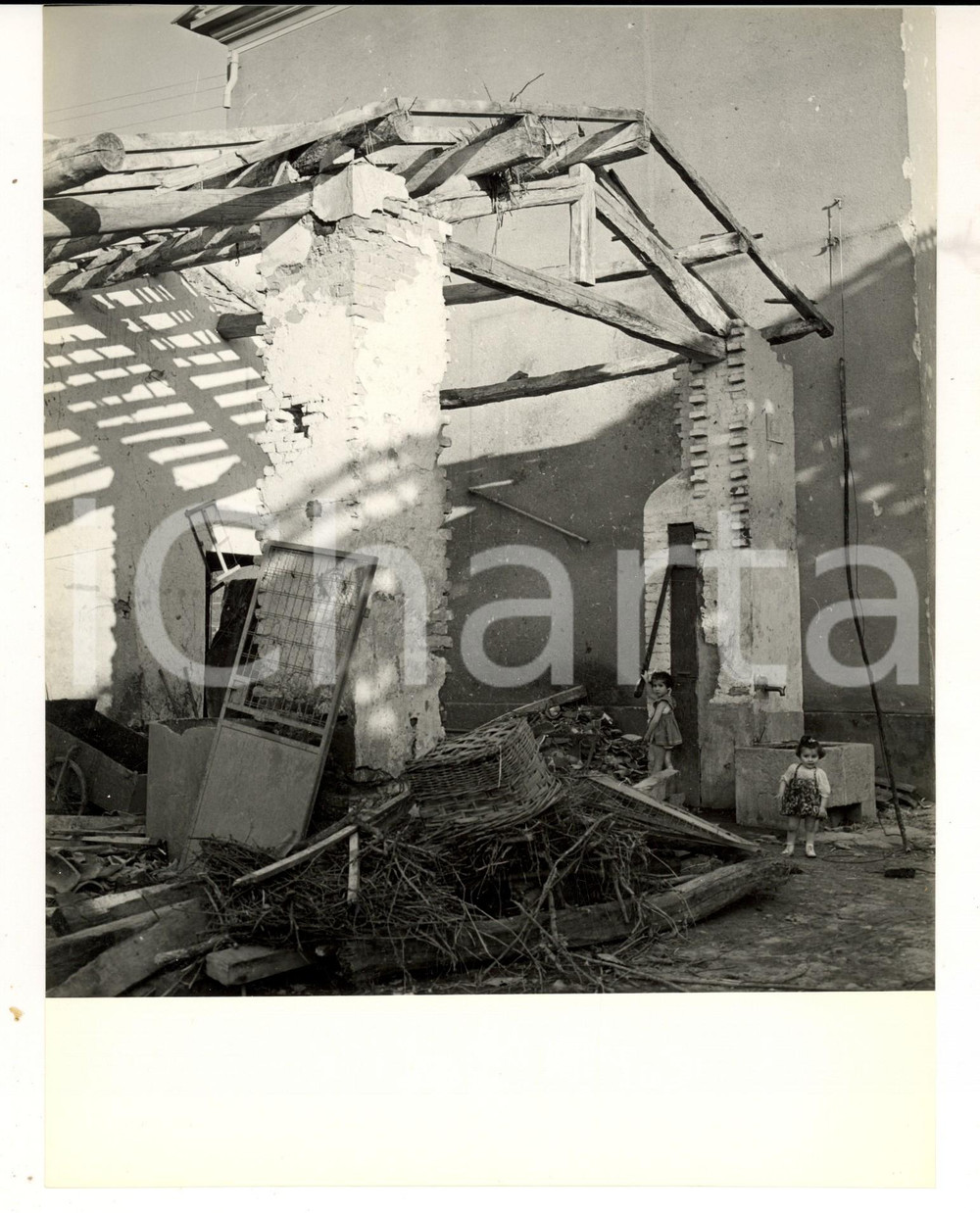 Fotografia d epoca originale 1957 ROBECCO PAVESE Bambine nella casa distrutta dal tornado Fotografia CARRARO 1