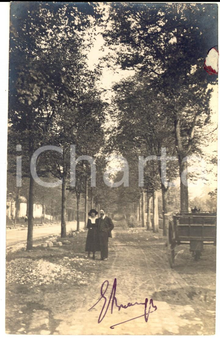 Fotografia d epoca originale 1921 SCEAUX ROBINSON F Coppia a passeggio lungo un viale alberato Foto FP 1