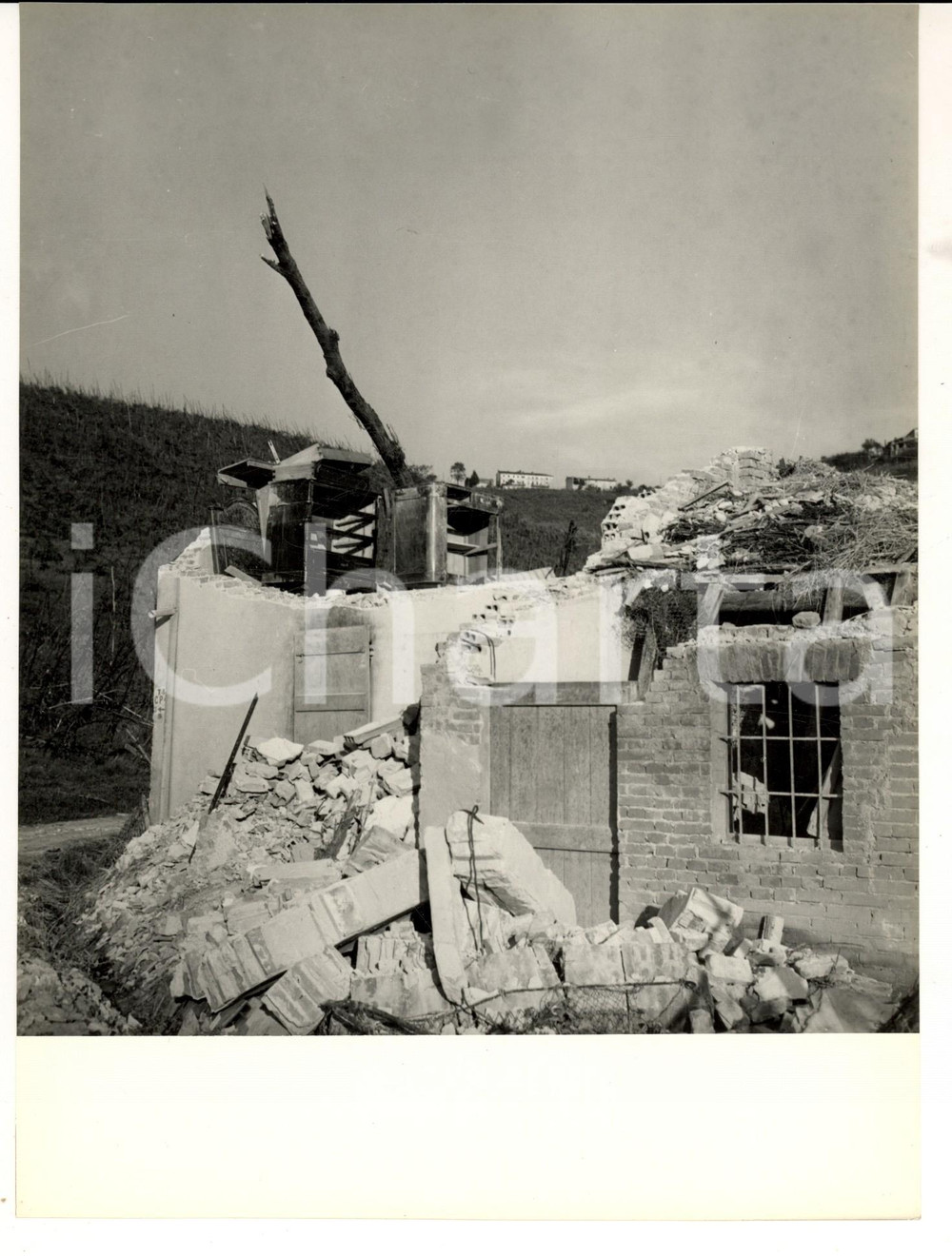 Fotografia d'epoca originale 1957 ROBECCO PAVESE Veduta del paese distrutto dal tornado *Fotografia CARRARO 1