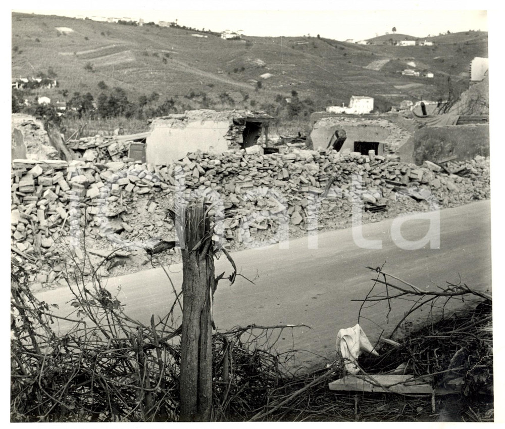 Fotografia d epoca originale 1957 ROBECCO PAVESE Veduta del paese tra le macerie del tornado Foto CARRARO 1