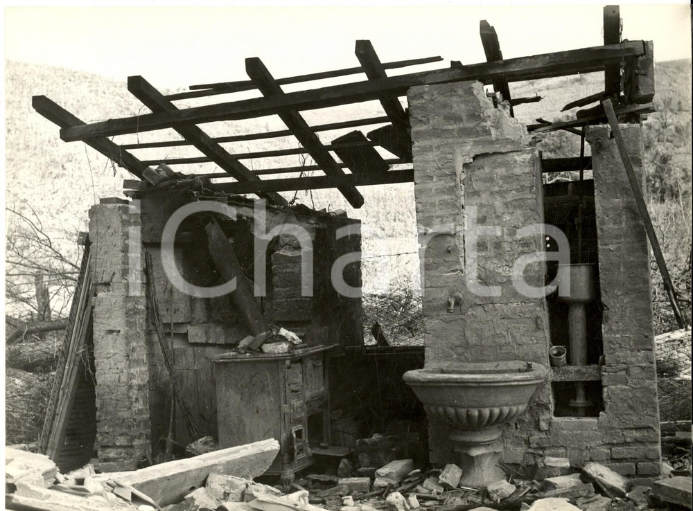 Fotografia d epoca originale 1957 ROBECCO PAVESE Casa di campagna distrutta dal tornado Foto CARRARO 23x17 1
