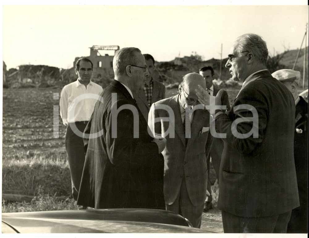 Fotografia d epoca originale 1957 ROBECCO PAVESE Tornado  Autorità e ingegneri in visita Foto CARRARO 1
