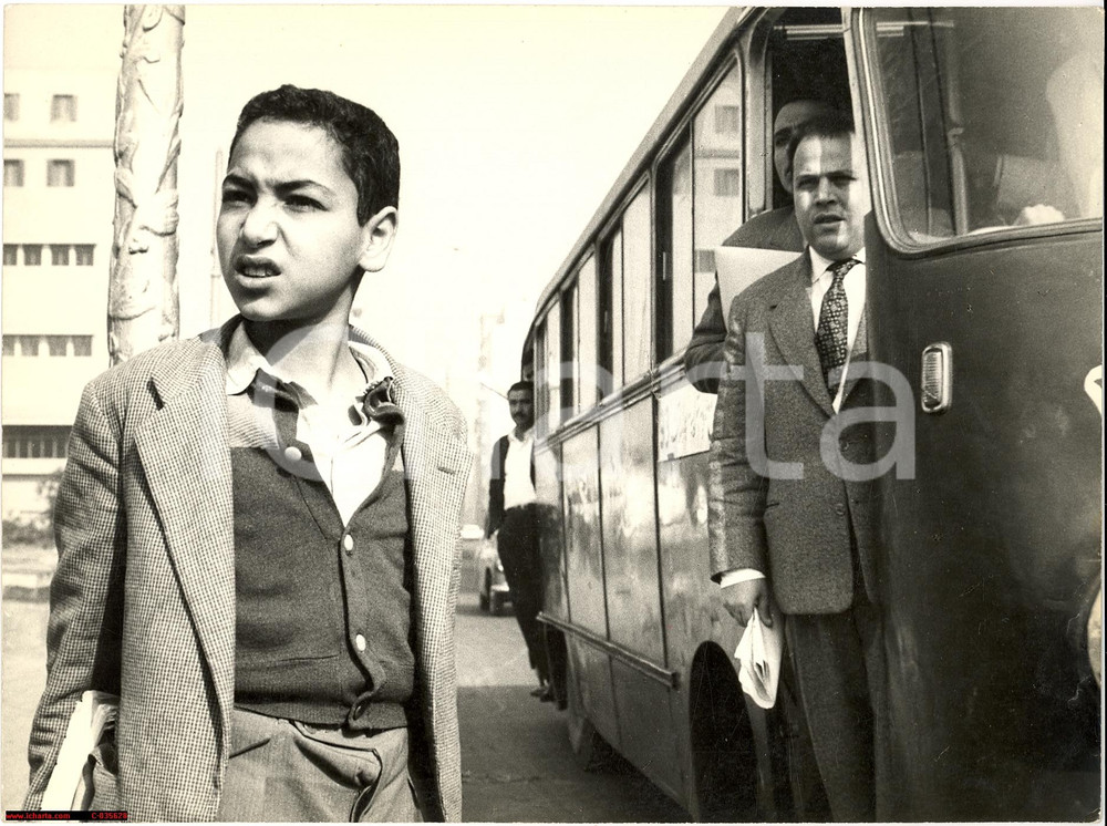 Fotografia d epoca originale 1955 IL CAIRO Ragazzo alla fermata dell autobus FOTO ARTISTICA 1
