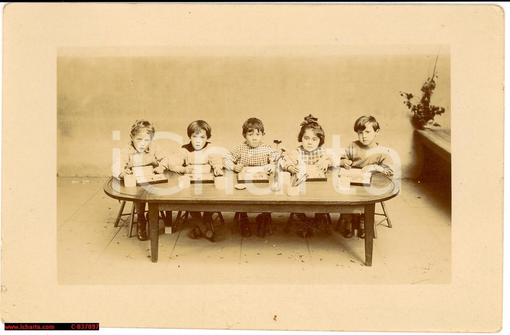 Cartolina originale da collezione 1915 Gruppo di bambini ai compiti - bellissima FP 1