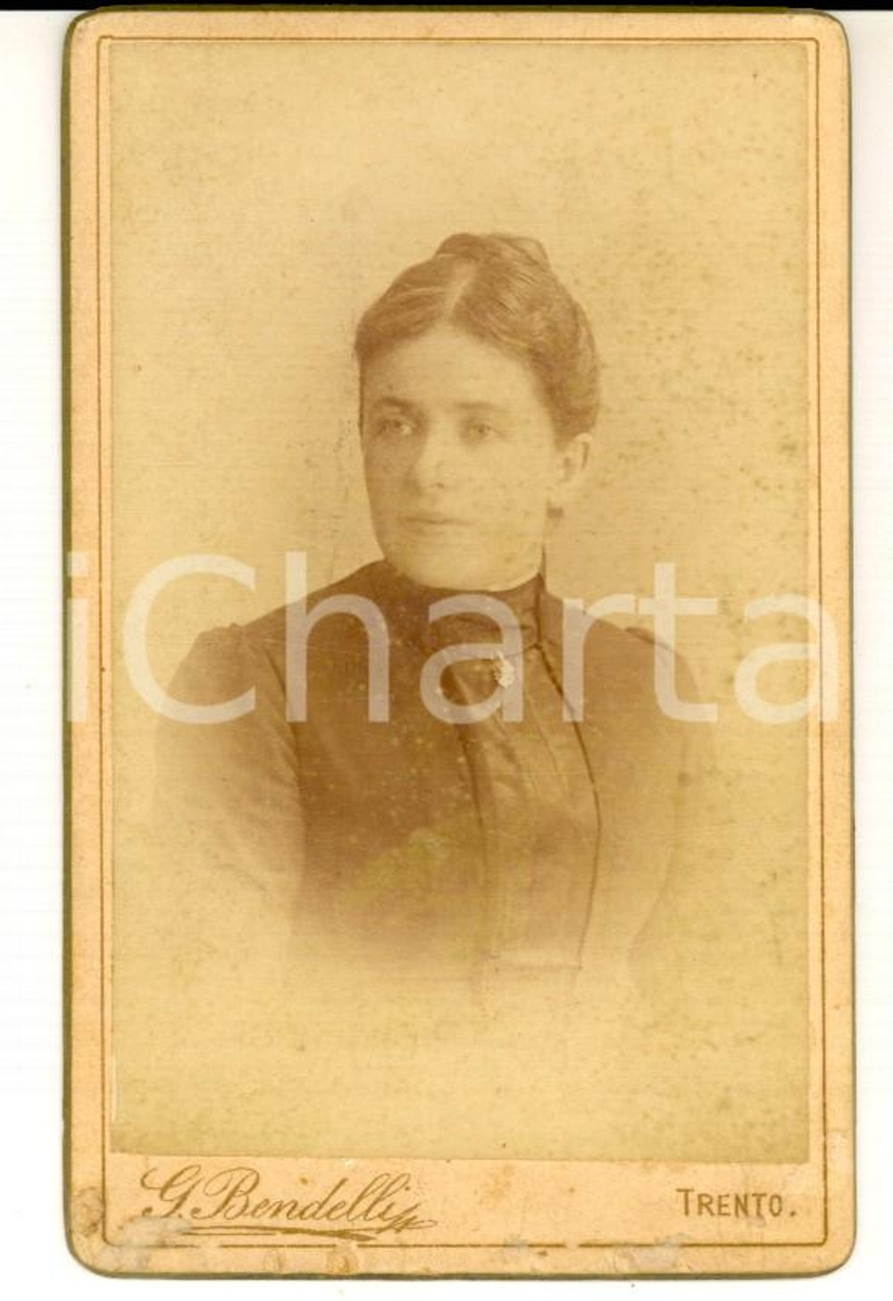 Fotografia d'epoca originale 1890 ca TRENTO Ritratto di donna con spilla al petto *Foto G. BENDELLI 1