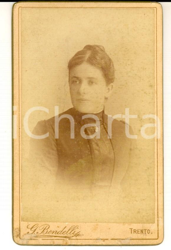 Fotografia d epoca originale 1890 ca TRENTO Ritratto di donna con spilla al petto Foto G. BENDELLI 1