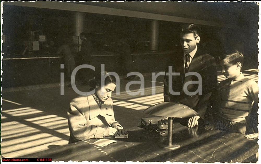 Cartolina originale da collezione 1940 FOTOGRAFIA ANONIMA Lettera alla famiglia in un ufficio postale 1