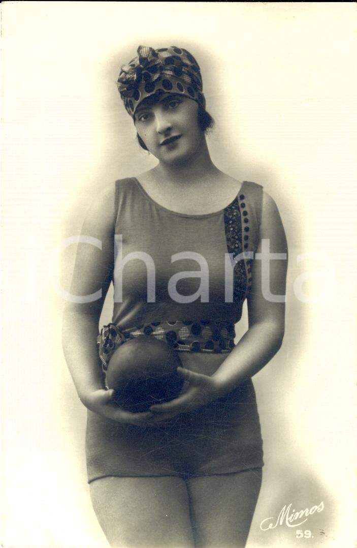 Cartolina originale da collezione 1910 circa COSTUMI INIZIO XX SECOLO Sexy lady con palla Cartolina erotica 1