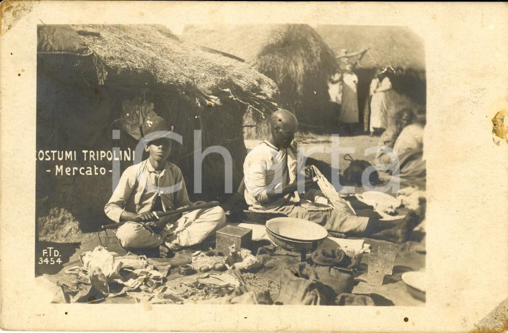 Cartolina originale da collezione 1920 ca COSTUMI DI TRIPOLI Scena di vita al mercato NV 1