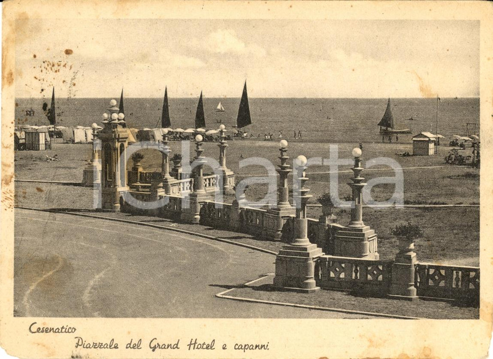 Cartolina originale da collezione 1940 CESENATICO FC Piazzale del GRAND HOTEL e capanni 1