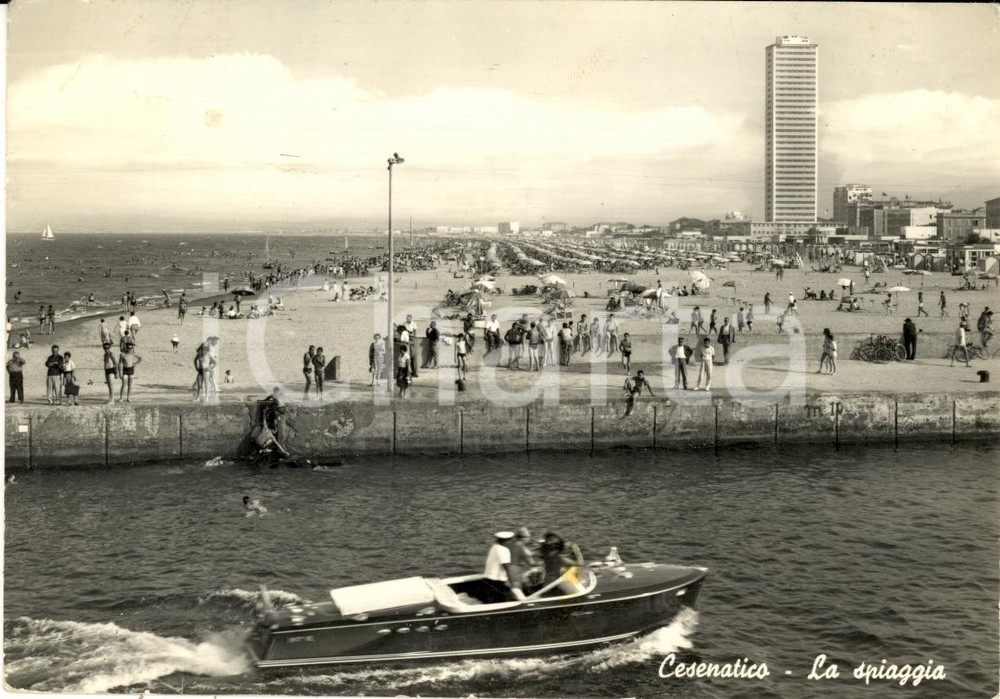 Cartolina originale da collezione 1963 CESENATICO FC Spiaggia con motoscafo FG VG 1