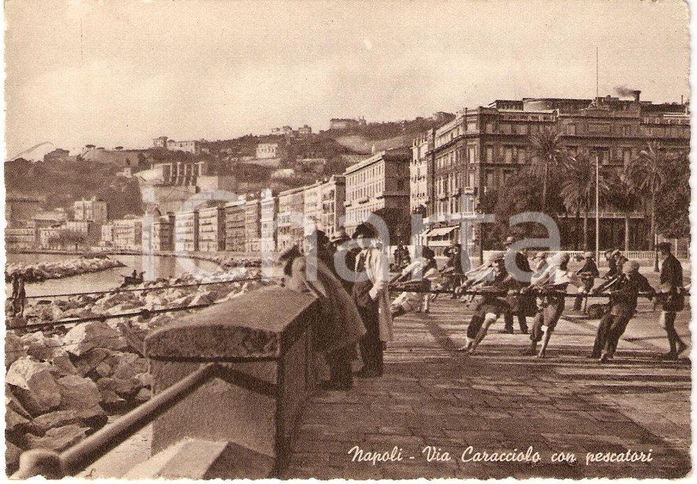 Cartolina originale da collezione 1950 ca NAPOLI Via Caracciolo PESCATORI TIRANO LE RETI Animata FG NV 1