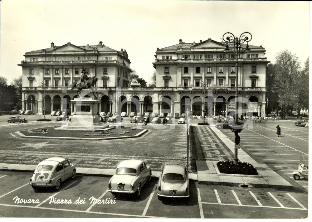 Cartolina originale da collezione 1963 NOVARA Veduta Piazza dei Martiri ANIMATA con auto d'epoca *Cartolina FG VG 1