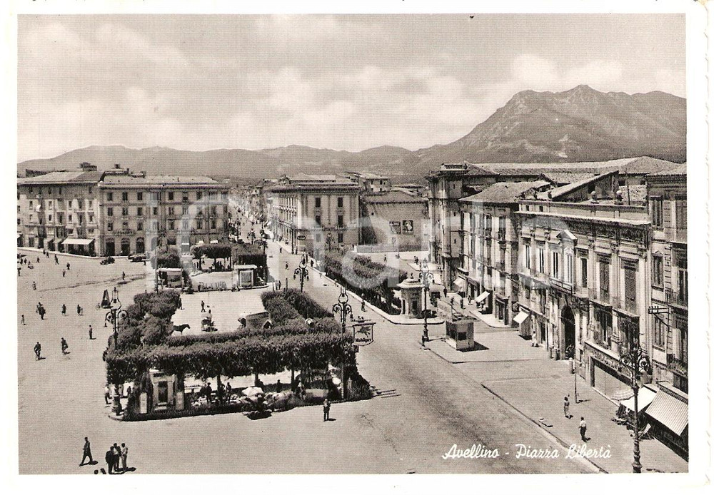 Cartolina originale da collezione 1955 ca AVELLINO Scorcio panoramico PIAZZA LIBERTA  Insegna MOBILGAS FG NV 1