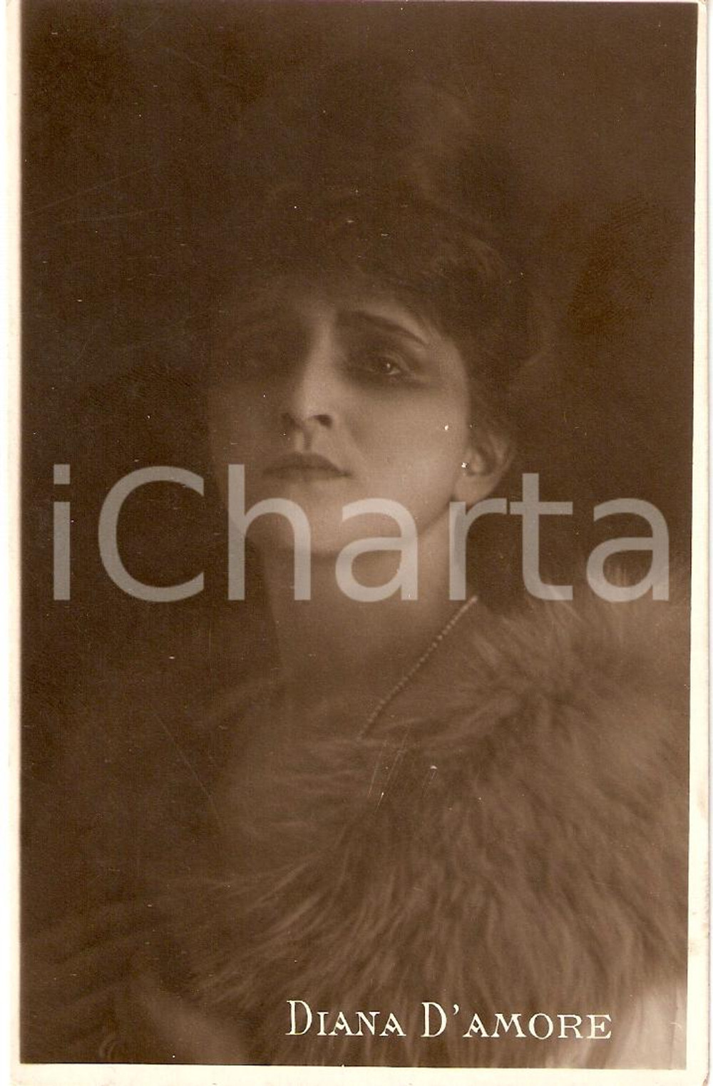 Cartolina originale da collezione 1920 ca CINEMA Diana D'AMORE Attrice Ritratto con pelliccia *Cartolina FP NV 1