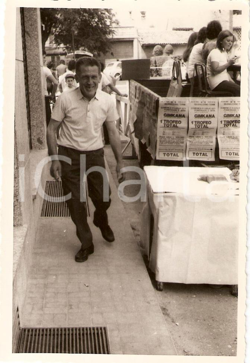 Fotografia d'epoca originale 1971 RIVANAZZANO TERME (PV) Trofeo TOTAL Rally Club OltrepÃ² Ritratto spettatore 1