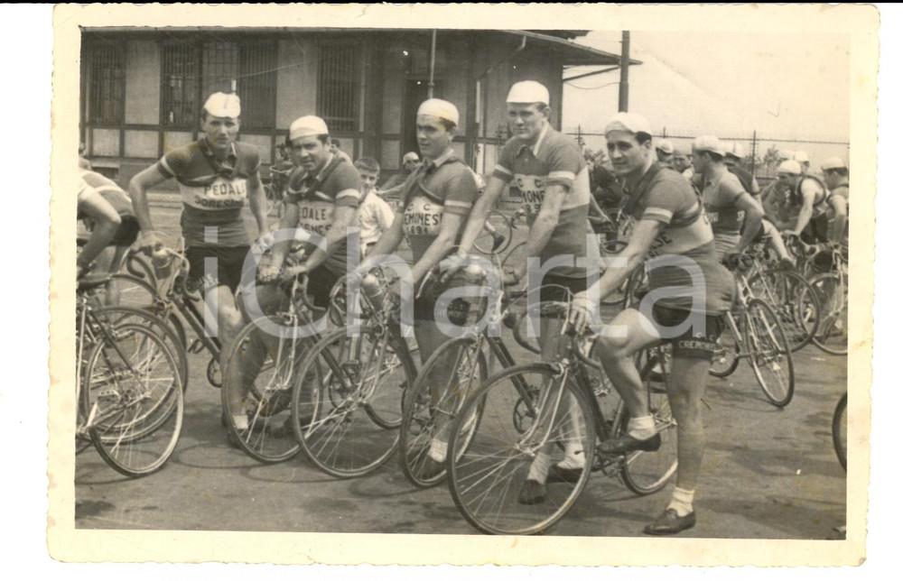 Fotografia d epoca originale 1950 ca CICLISMO CREMONA Atleti del CLUB CICLISTICO CREMONESE 1891 alla partenza 1