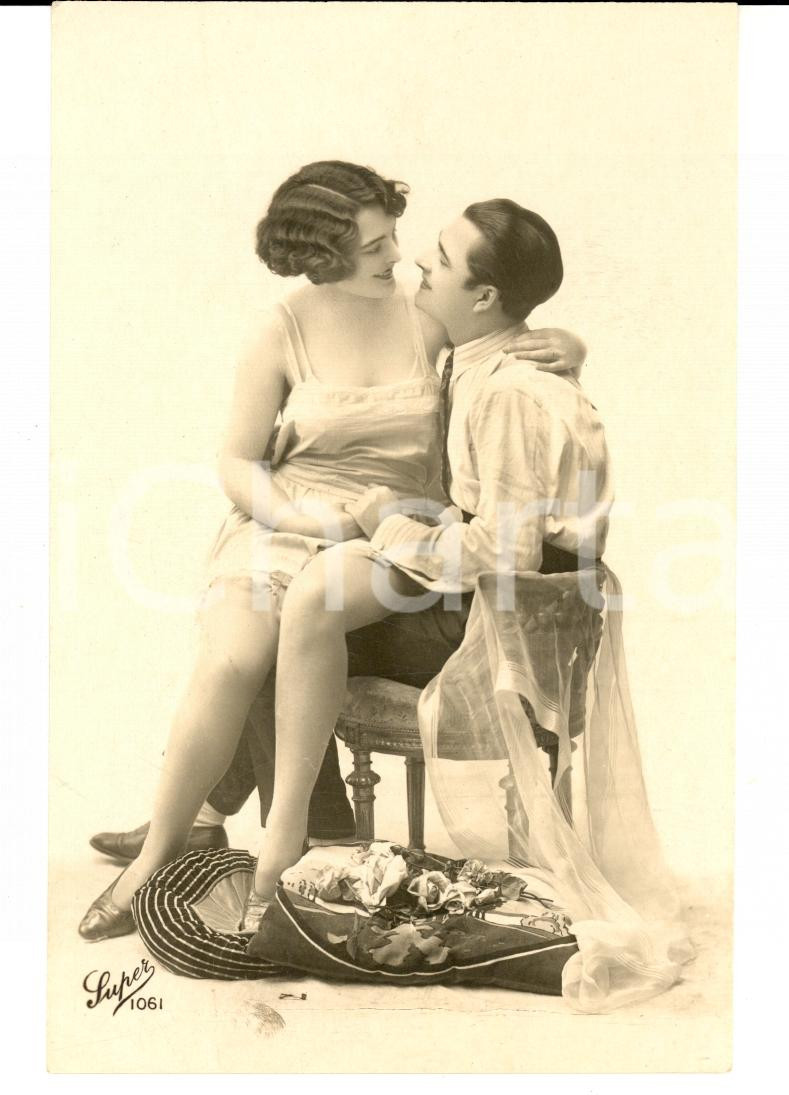 Fotografia d'epoca originale 1920 ca EROTICA VINTAGE Giovane coppia in intimitÃ  -  Ed. Super 1061 *PHOTO 1
