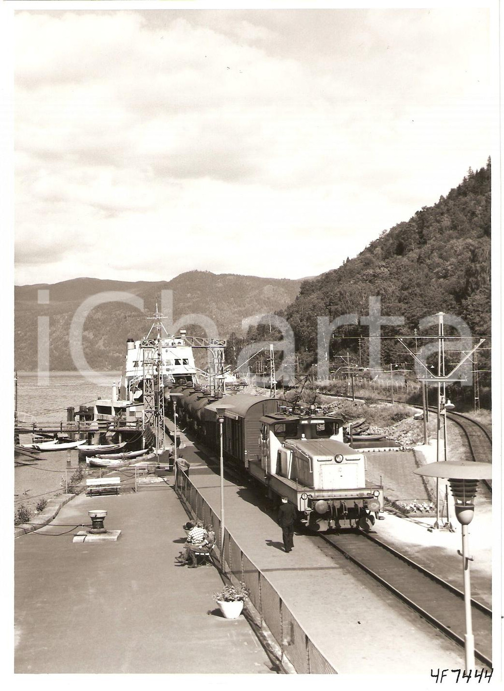 Fotografia d epoca originale 1970 ca NORWAY Locomotiva carica container su traghetto Fotografia 1