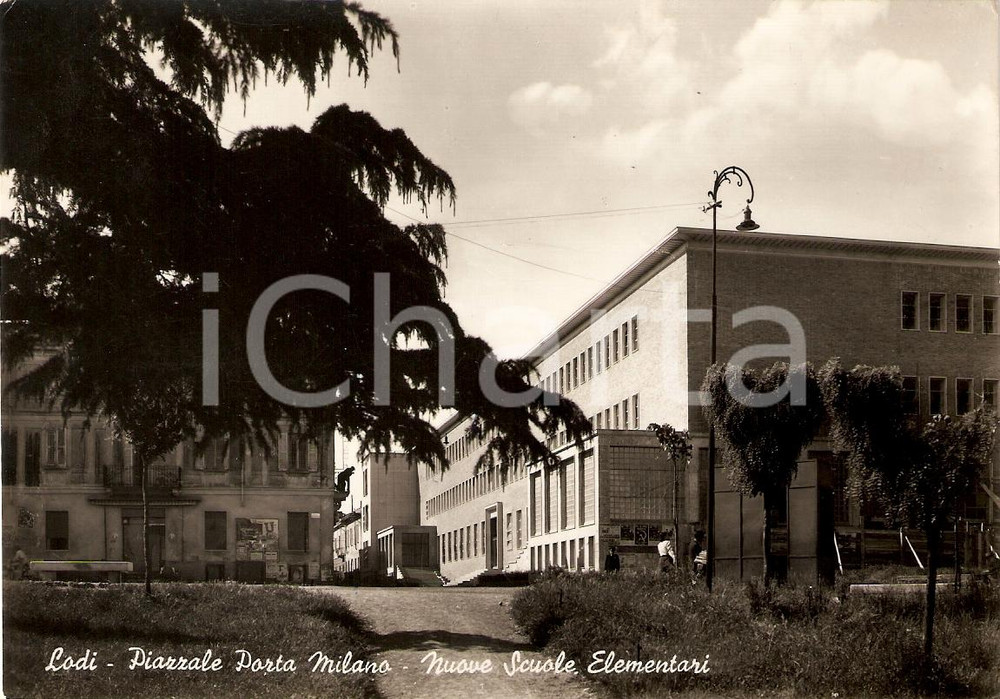 Cartolina originale da collezione 1957 LODI Piazzale PORTA MILANO Nuove Scuole Elementari *Cartolina FG VG 1