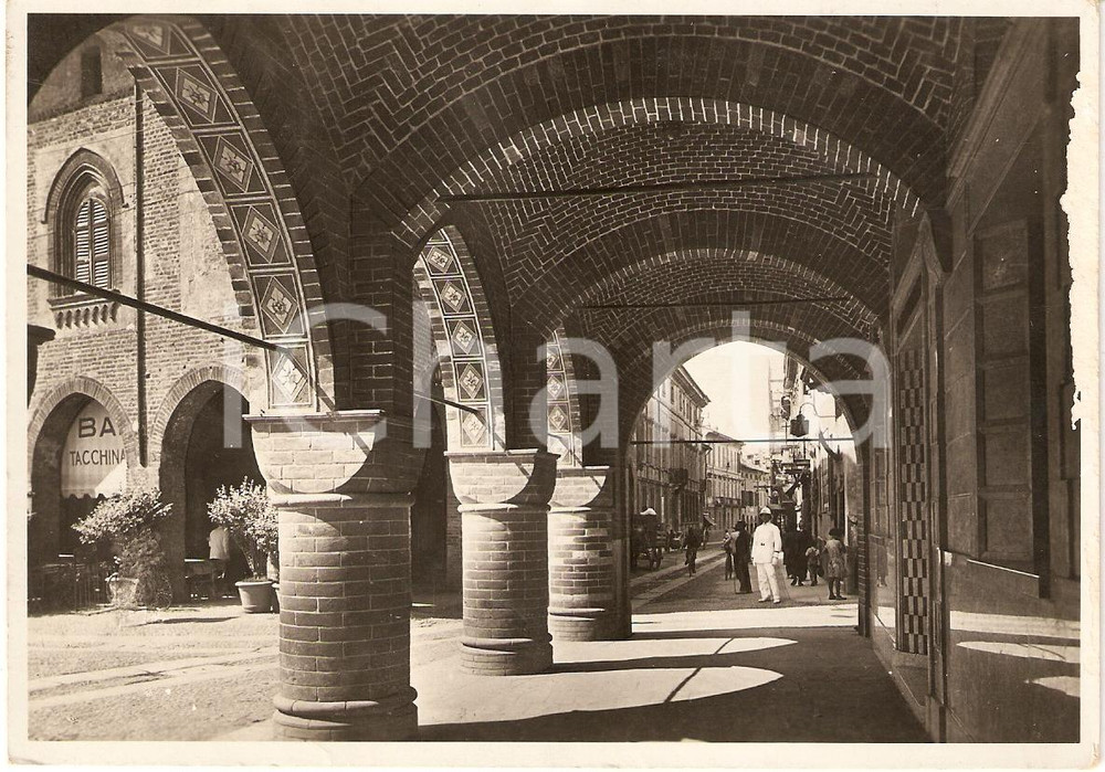 Cartolina originale da collezione 1934 LODI Piazza della Vittoria BAR TACCHINARDI vigile in divisa Cartolina FG VG 1