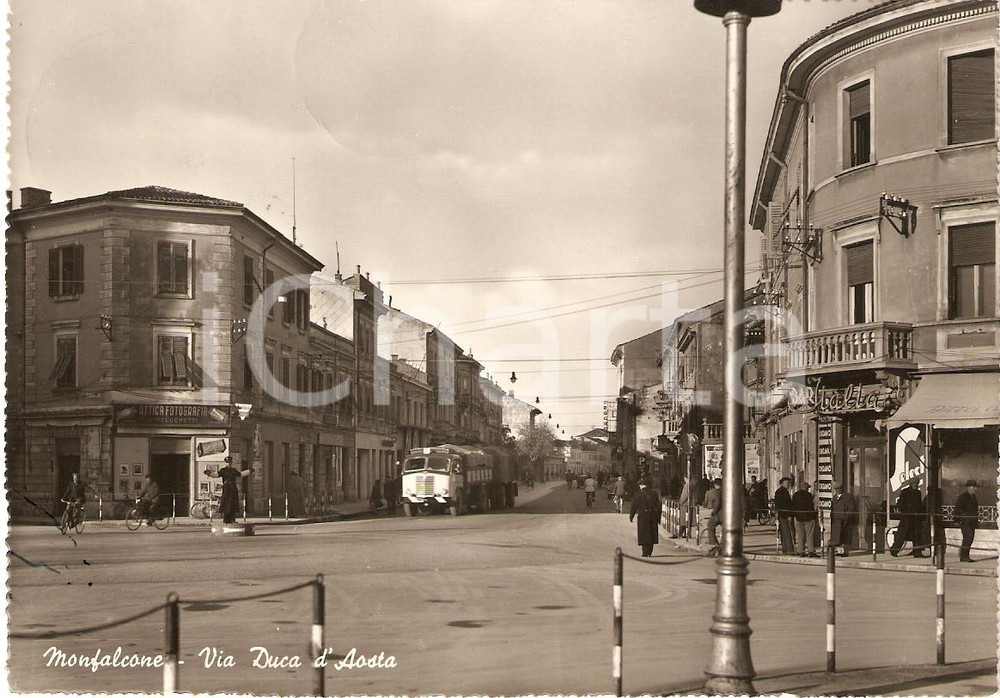Cartolina originale da collezione 1958 MONFALCONE (GO) Via Duca d'Aosta Animata con BAR ITALIA *Cartolina FG NV 1