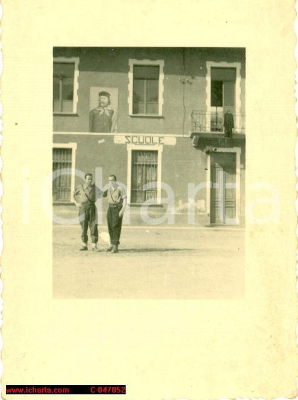 Fotografia d'epoca originale 1945 ca WW2 VALLE DI LANZO Partigiani davanti a scuole 1