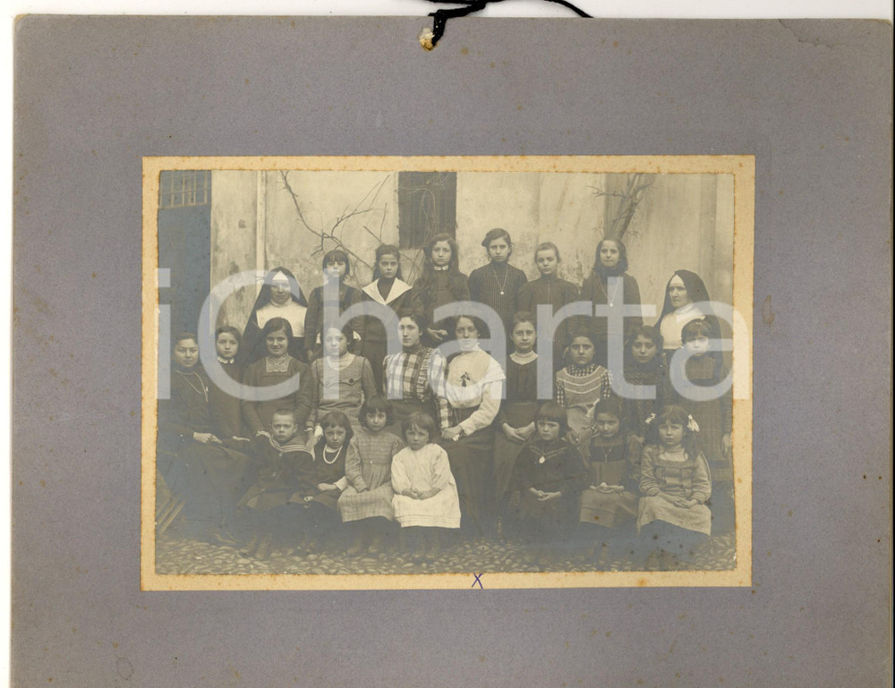 Fotografia d epoca originale 1910 ca VENETO Classe femminile con suore e maestra Vincenza RICCARDI Foto 20x26 1