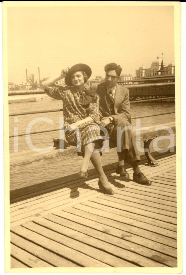 Fotografia d epoca originale 1934 FALERO GRECIA Coppia di turisti lungo un pontile Foto VINTAGE 8x13 cm 1