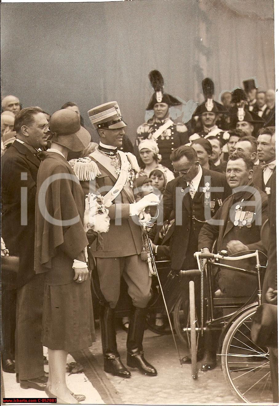 Fotografia d epoca originale 1930 ASTI UMBERTO II e MARIA JOSE DI SAVOIA in visita ai mutilati della WW1 FOTO 1