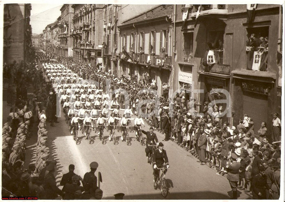 Fotografia d'epoca originale 1942 MILANO Rivista in bicicletta GIOVENTU' LITTORIO 1