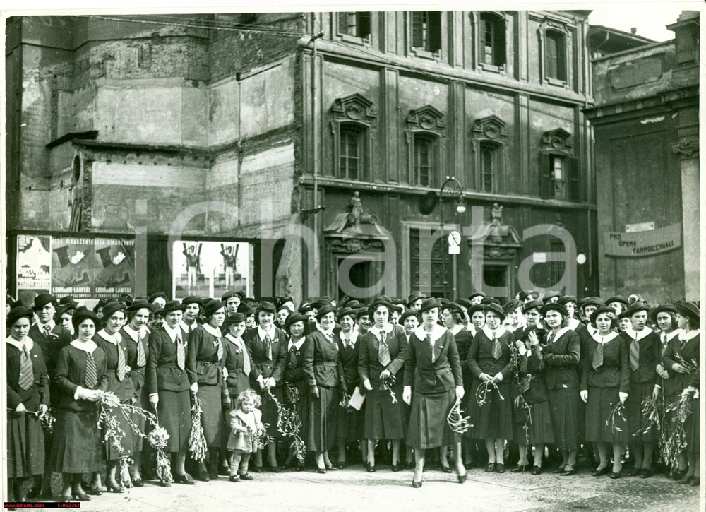Fotografia d epoca originale 1937 MILANO SAN BERNARDINO ALLE OSSA Giovani fasciste ai corsi spirituali FOTO 1