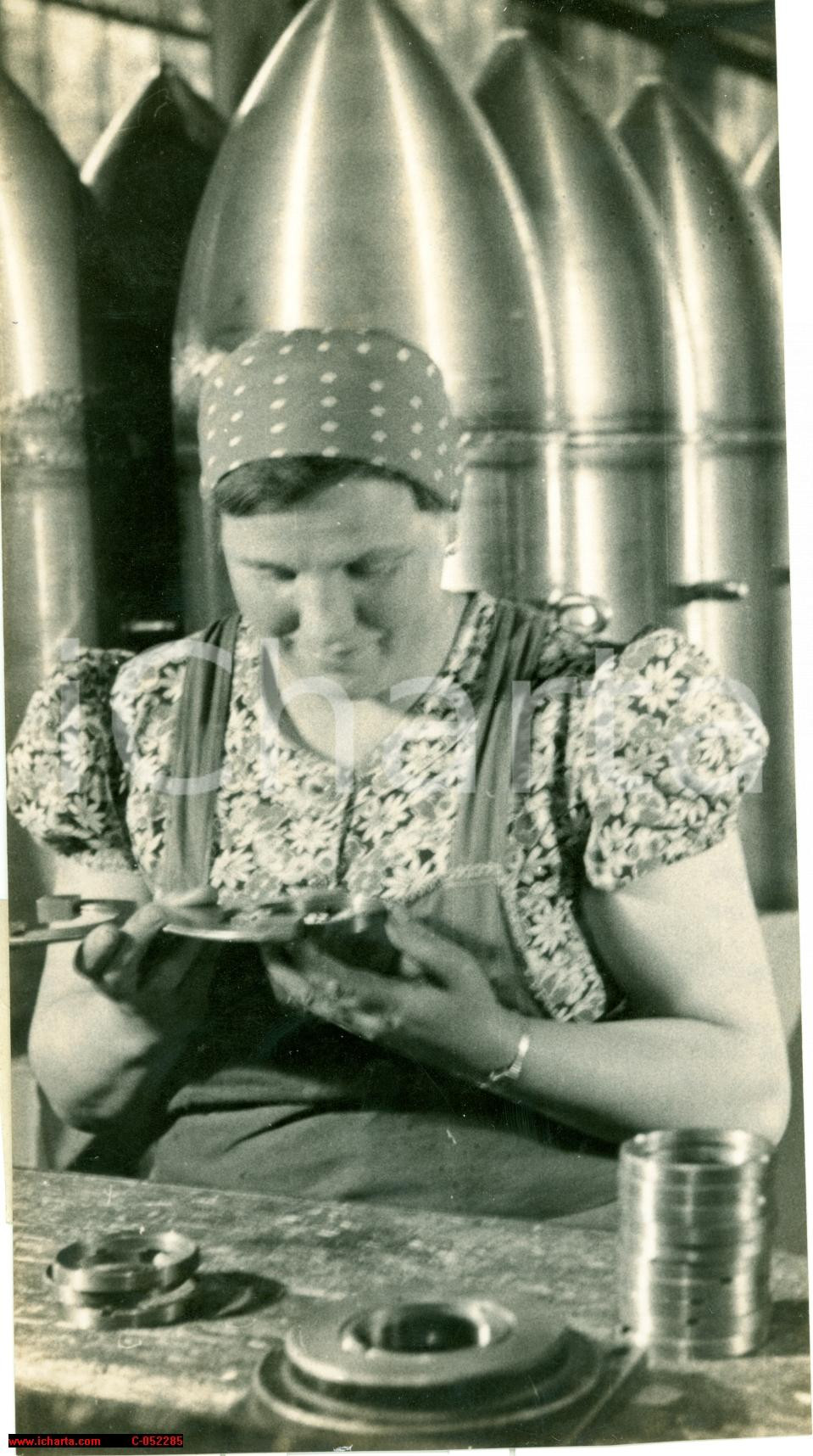 Fotografia d epoca originale 1941 WW2 BERLINO? Operaia al lavoro in fabbrica MISSILI FOTOGRAFIA 1