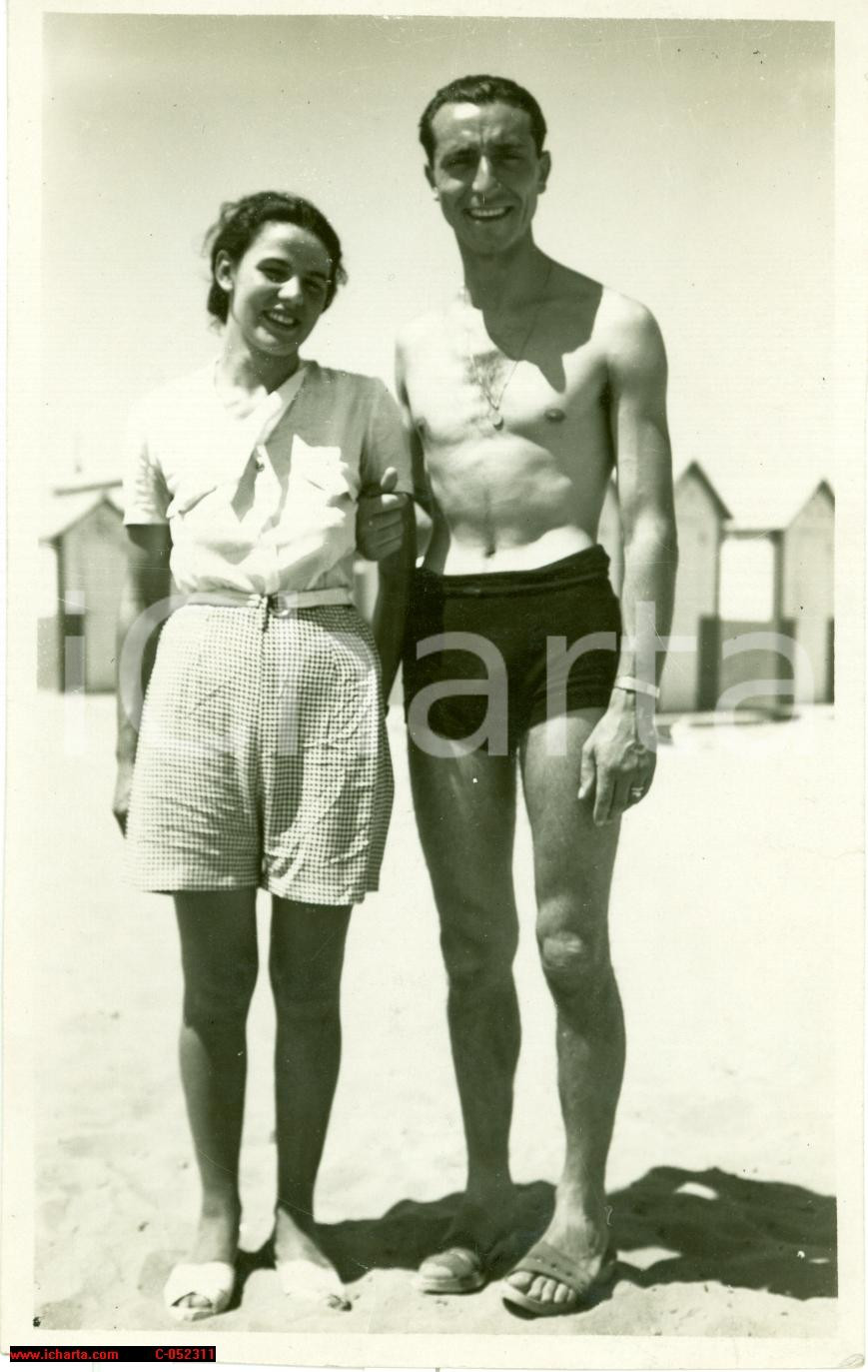Fotografia d epoca originale 1940 circa CESENATICO FC CALCIO Carlo CERESOLI con la moglie Fotografia 1