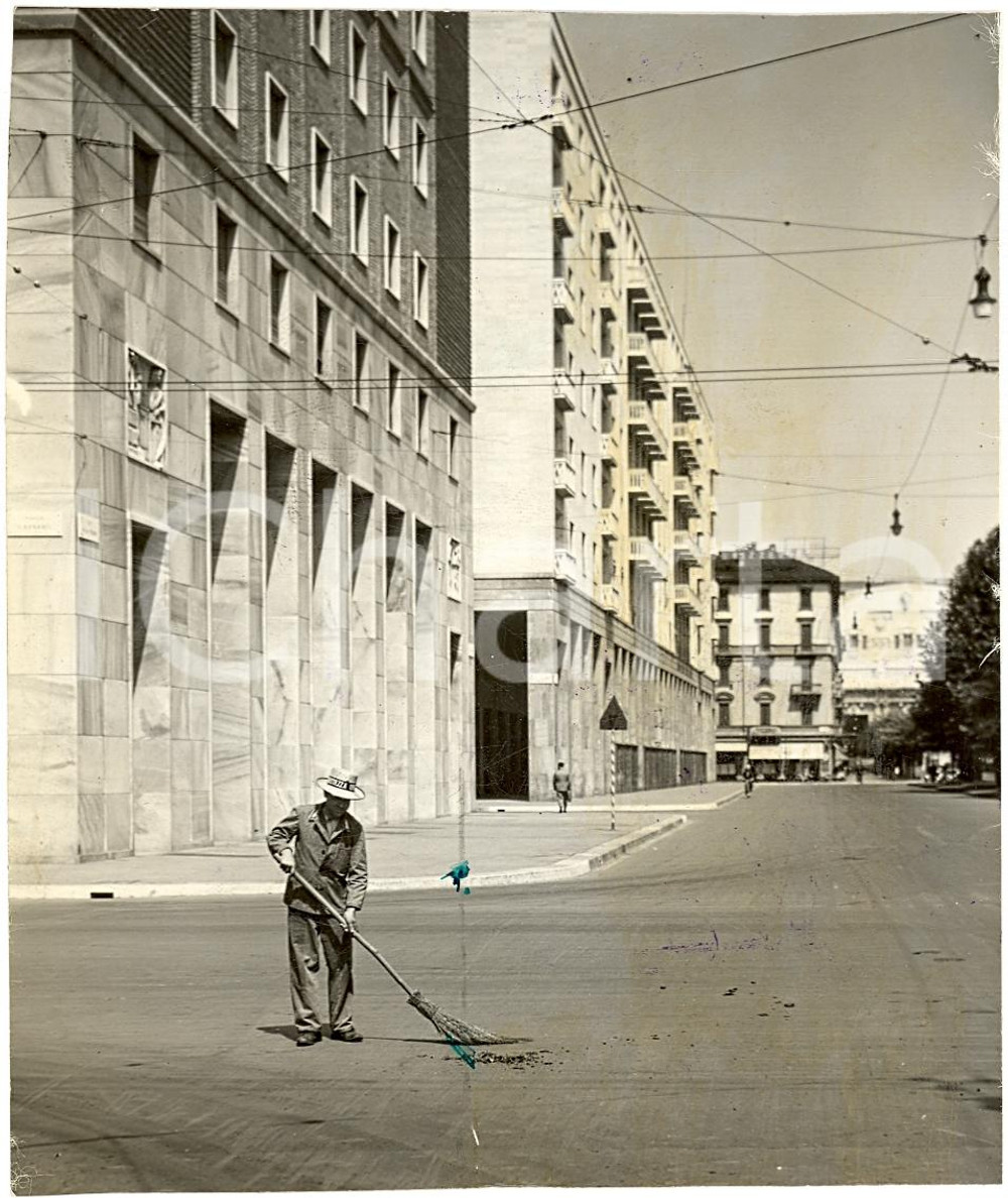 Fotografia d'epoca originale 1941 MILANO Spazzino in via Vittor PISANI deserta a Ferragosto *Fotografia 1