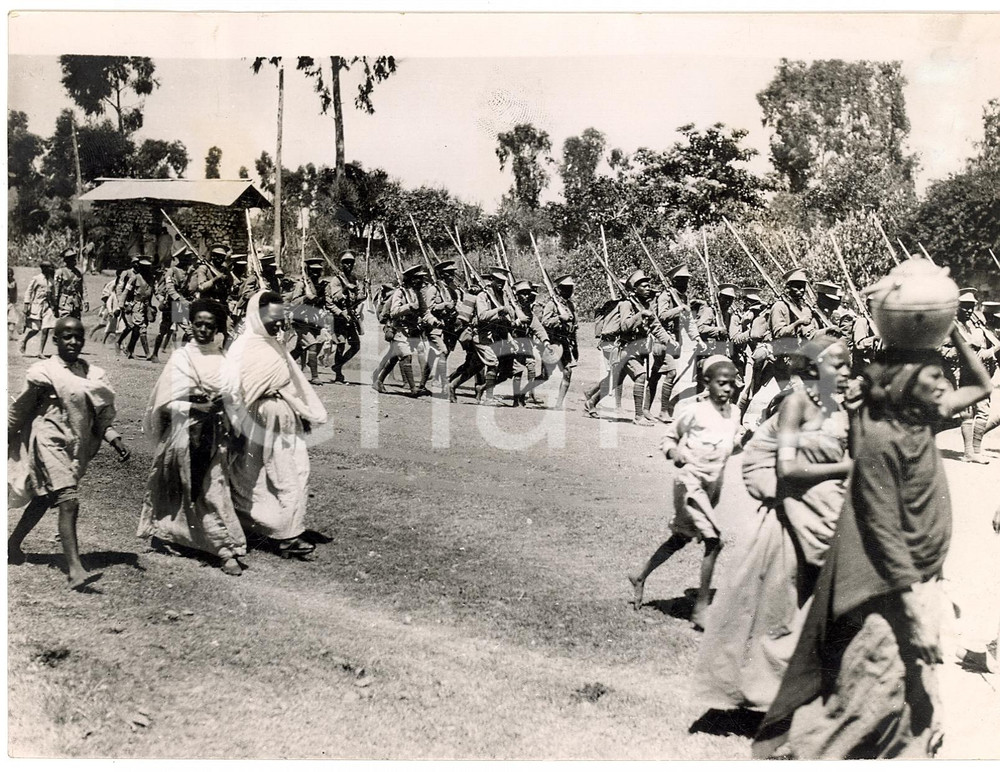 Fotografia d'epoca originale 1935 HARAR (ETIOPIA) AOI Fanteria di Ras NASIBU parte per GIGGIGA *Fotografia 1