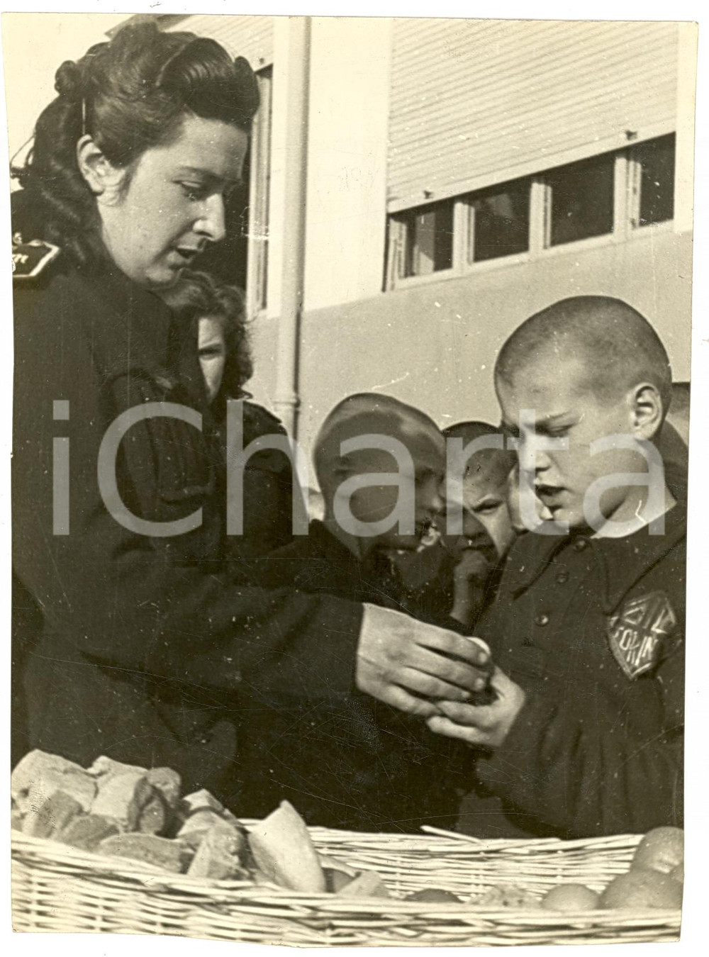 Fotografia d'epoca originale 1943 TORINO WWII Distribuzione merenda per sfollati colonie GIL *Fotografia 1