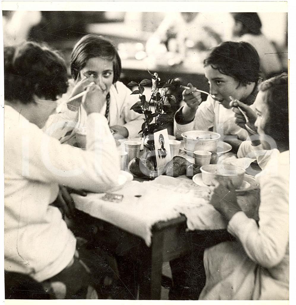 Fotografia d epoca originale 1938 MILANO Piccolo tavolo durante refezione scolastica  FOTO 1