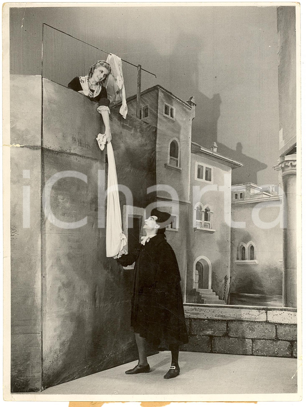 Fotografia d'epoca originale 1937 MILANO TEATRO Seduttore con una serva al balcone *Foto di scena 18x24 1