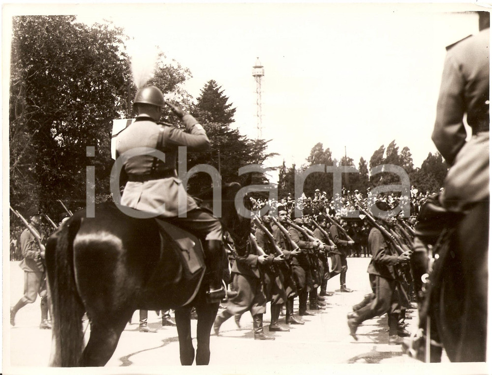 Fotografia d'epoca originale 1936 MILANO Festa Statuto - Generale GRASSI assiste a sfilata forze armate *Foto 1