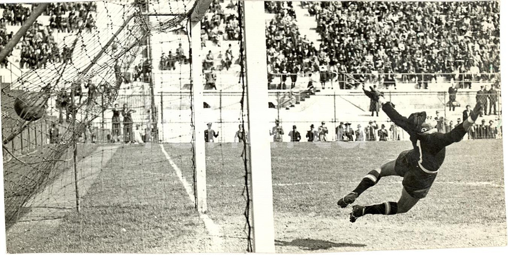 Fotografia d epoca originale 1940 ca MILANO Portiere incassa un calcio di rigore Fotografia 17x8 cm 1